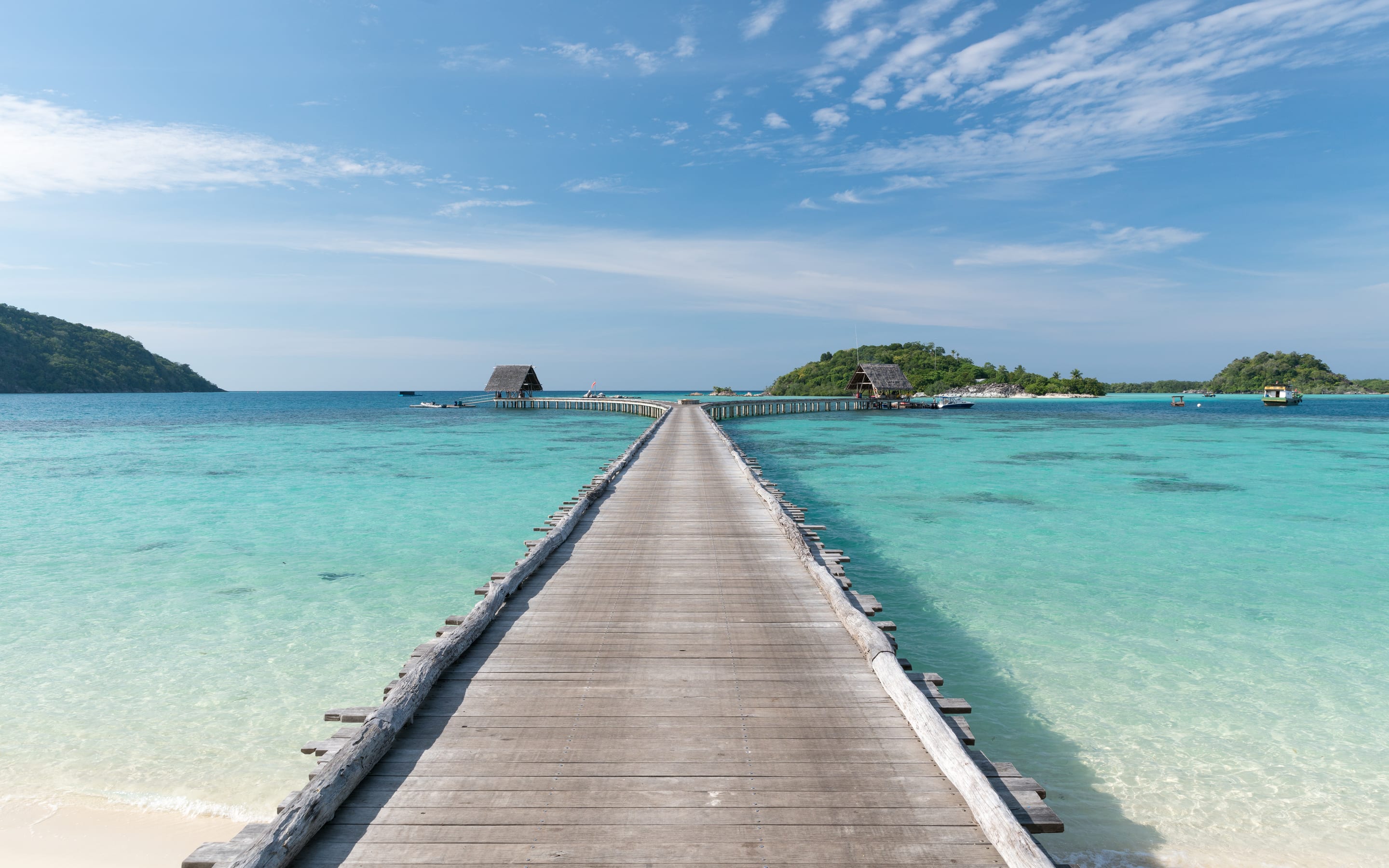 The jetty between islands.